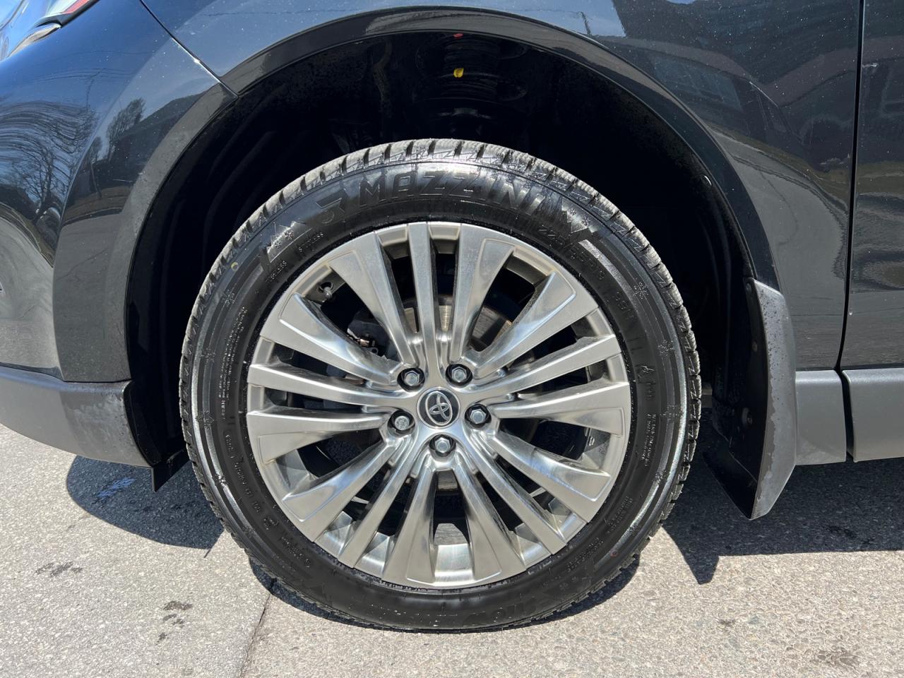 2022 Toyota Venza LIMITED - Photo #8