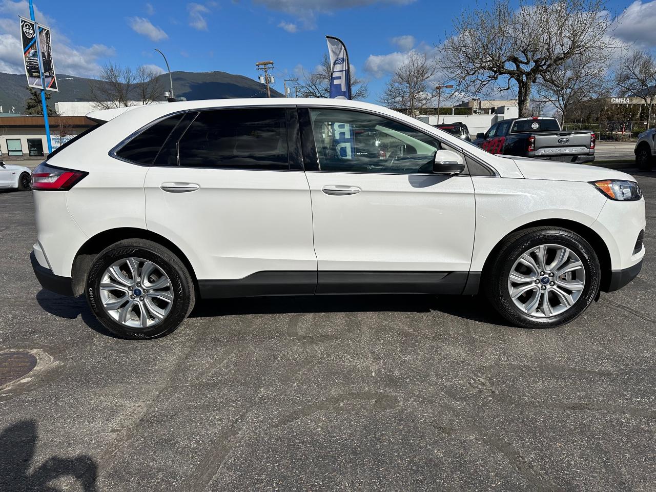 2020 Ford Edge Titanium Photo5