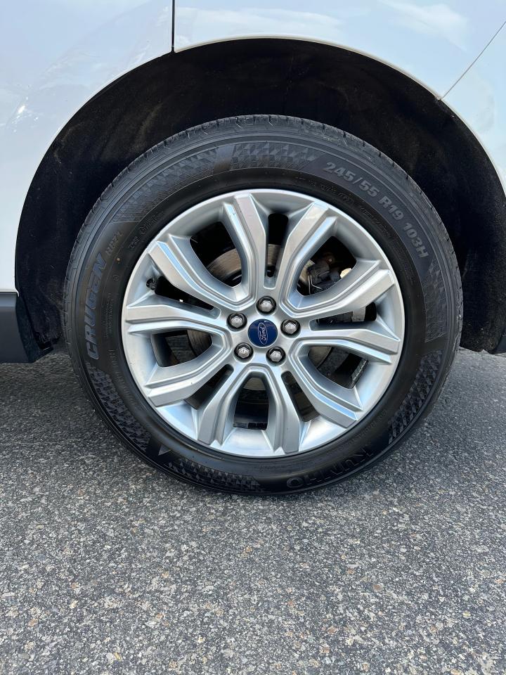 2020 Ford Edge Titanium Photo5