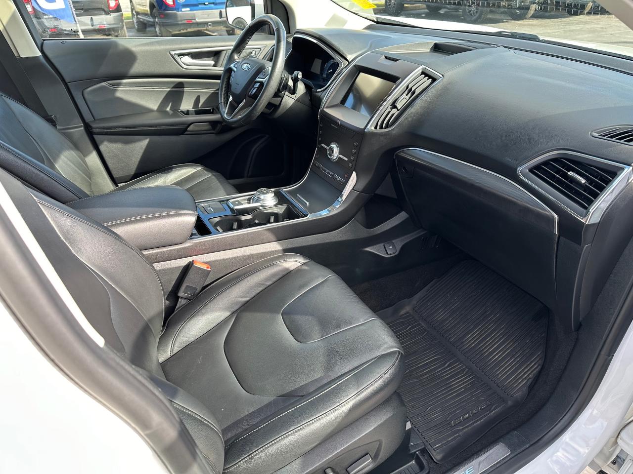 2020 Ford Edge Titanium Photo5