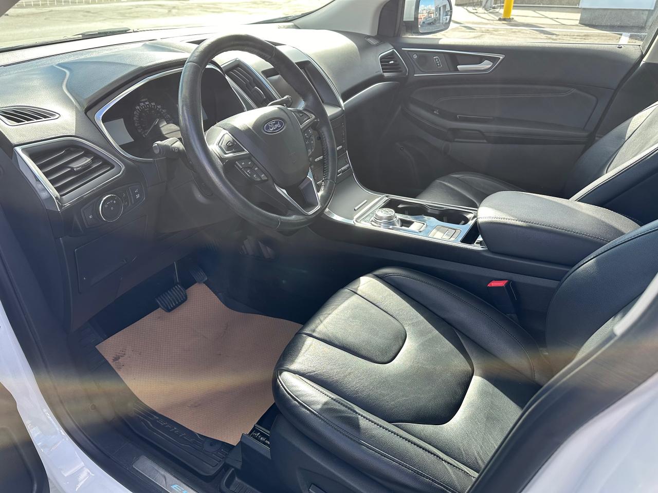 2020 Ford Edge Titanium Photo5