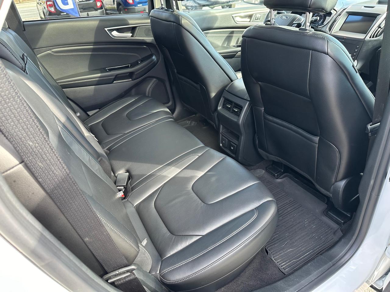 2020 Ford Edge Titanium Photo5