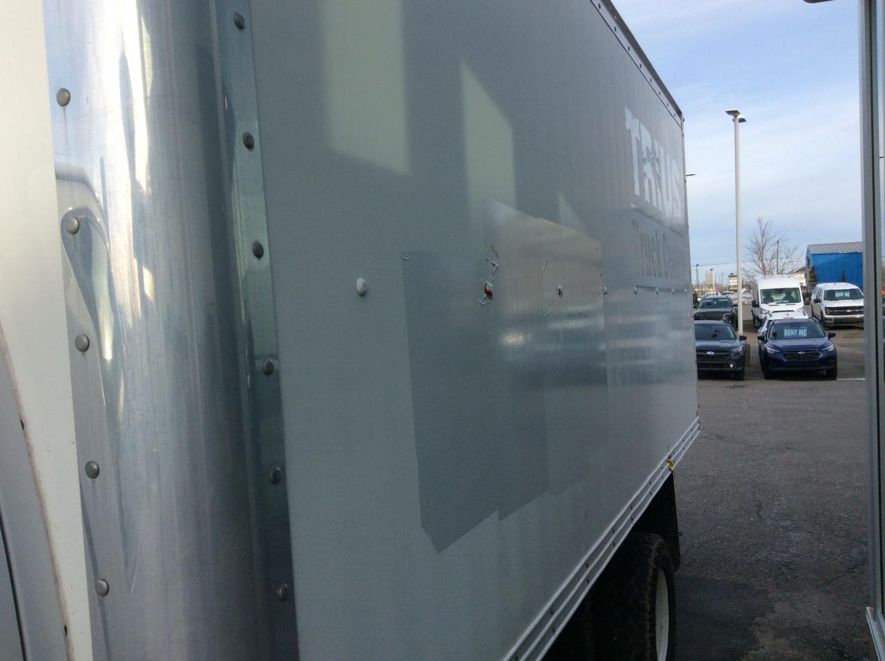 2022 Ford E-Series Cutaway Cube Photo