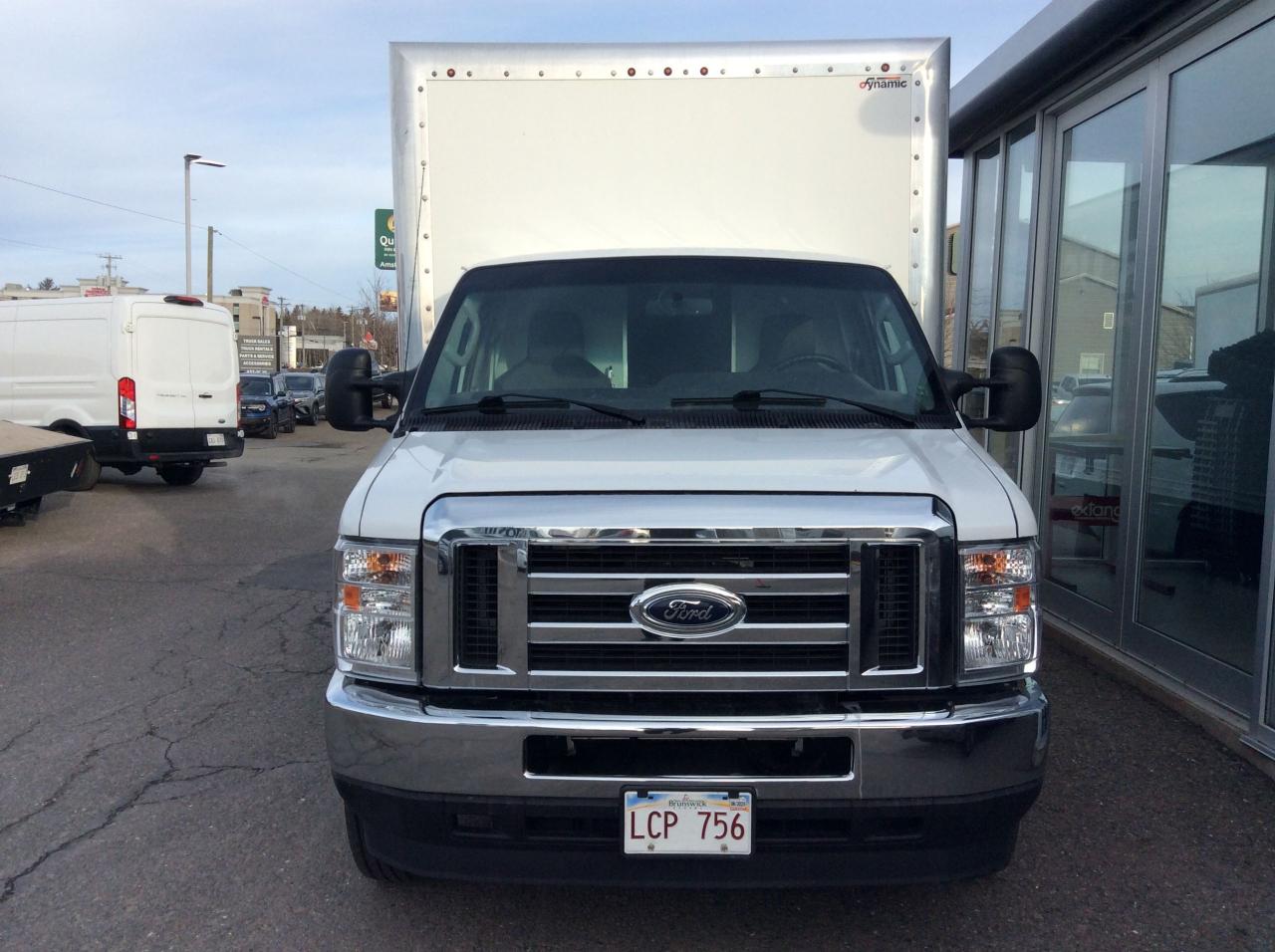 2022 Ford E-Series Cutaway Cube Photo