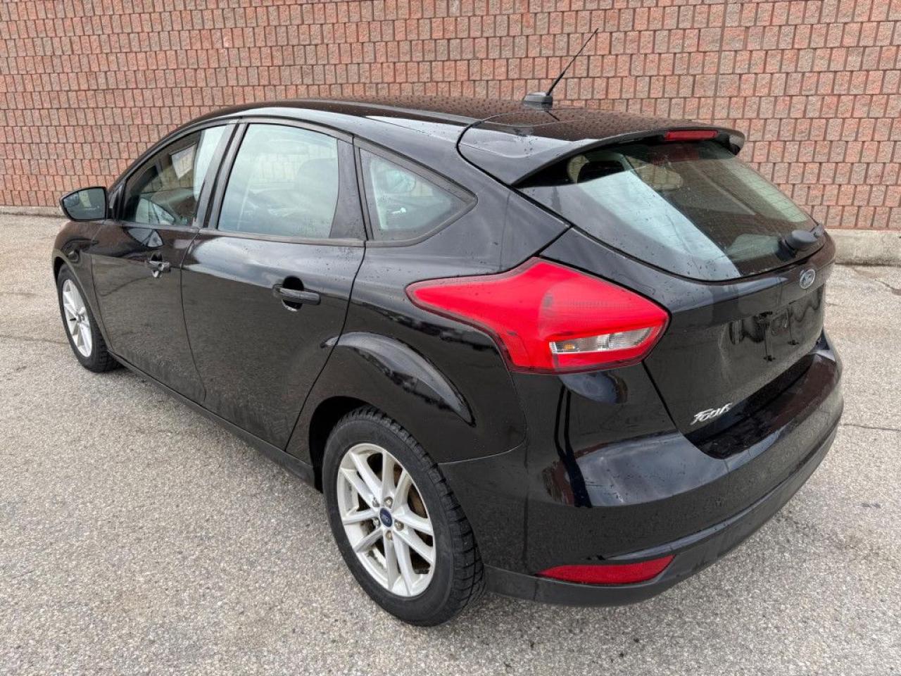 2017 Ford Focus SE | CLEAN CARFAX | HEATED SEATS & STEERING | BACK-UP CAM | BLUETOOTH | ALLOY WHEELS | - Photo #4