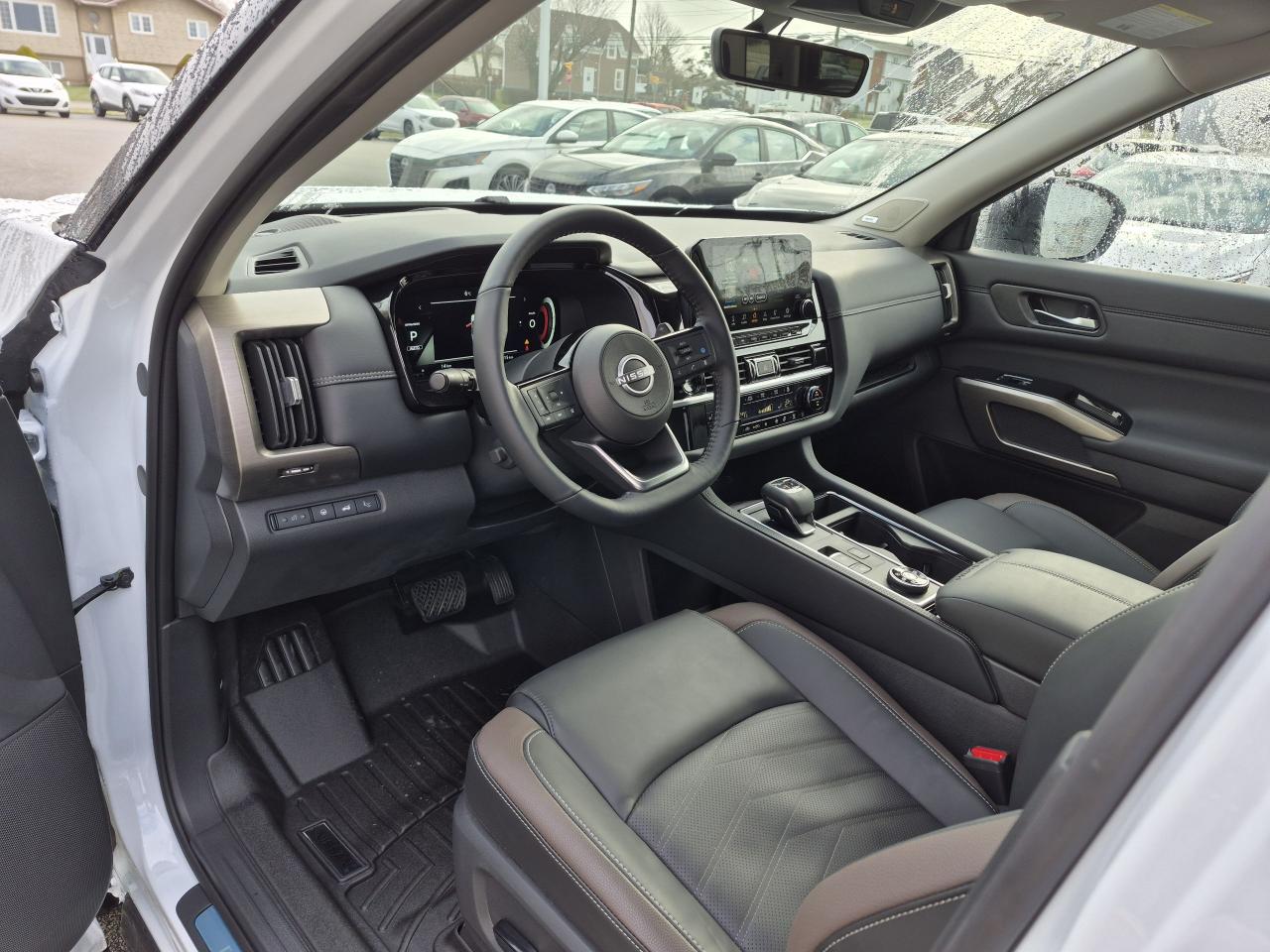 2025 Nissan Pathfinder Platinum CAPTAIN'S CHAIRS CAPITAIN'S CHAIRS Photo6