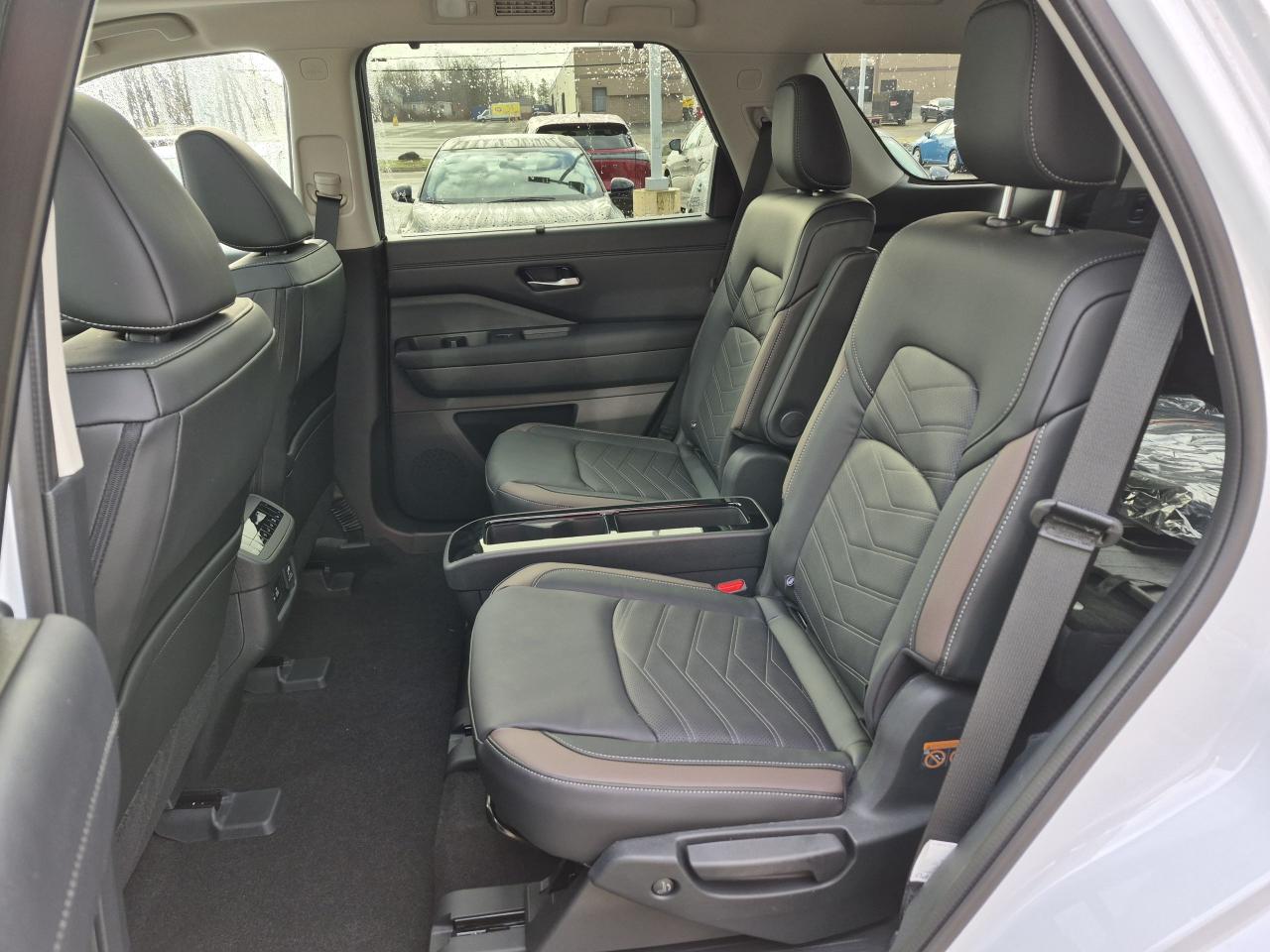 2025 Nissan Pathfinder Platinum CAPTAIN'S CHAIRS CAPITAIN'S CHAIRS Photo16