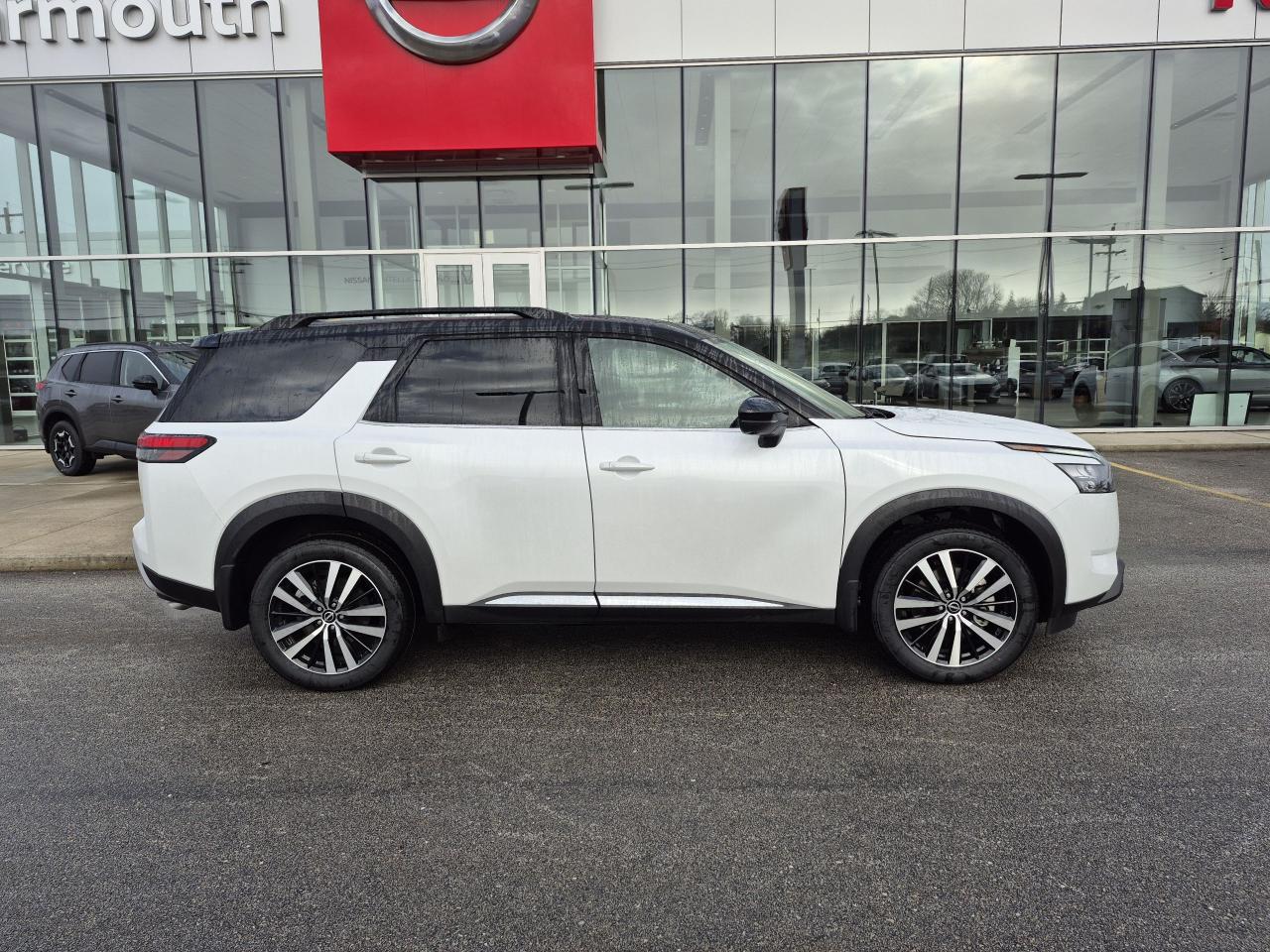 2025 Nissan Pathfinder Platinum CAPTAIN'S CHAIRS CAPITAIN'S CHAIRS Photo5