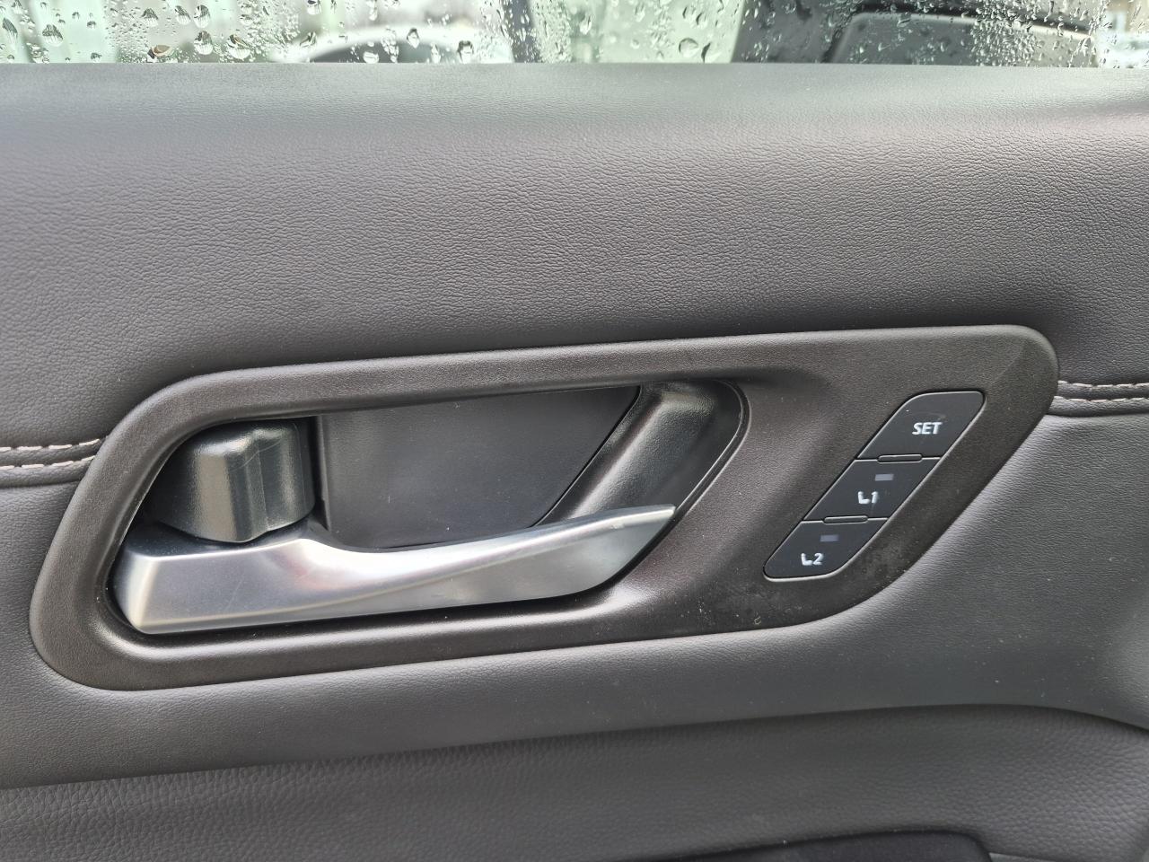 2025 Nissan Pathfinder Platinum CAPTAIN'S CHAIRS CAPITAIN'S CHAIRS Photo7
