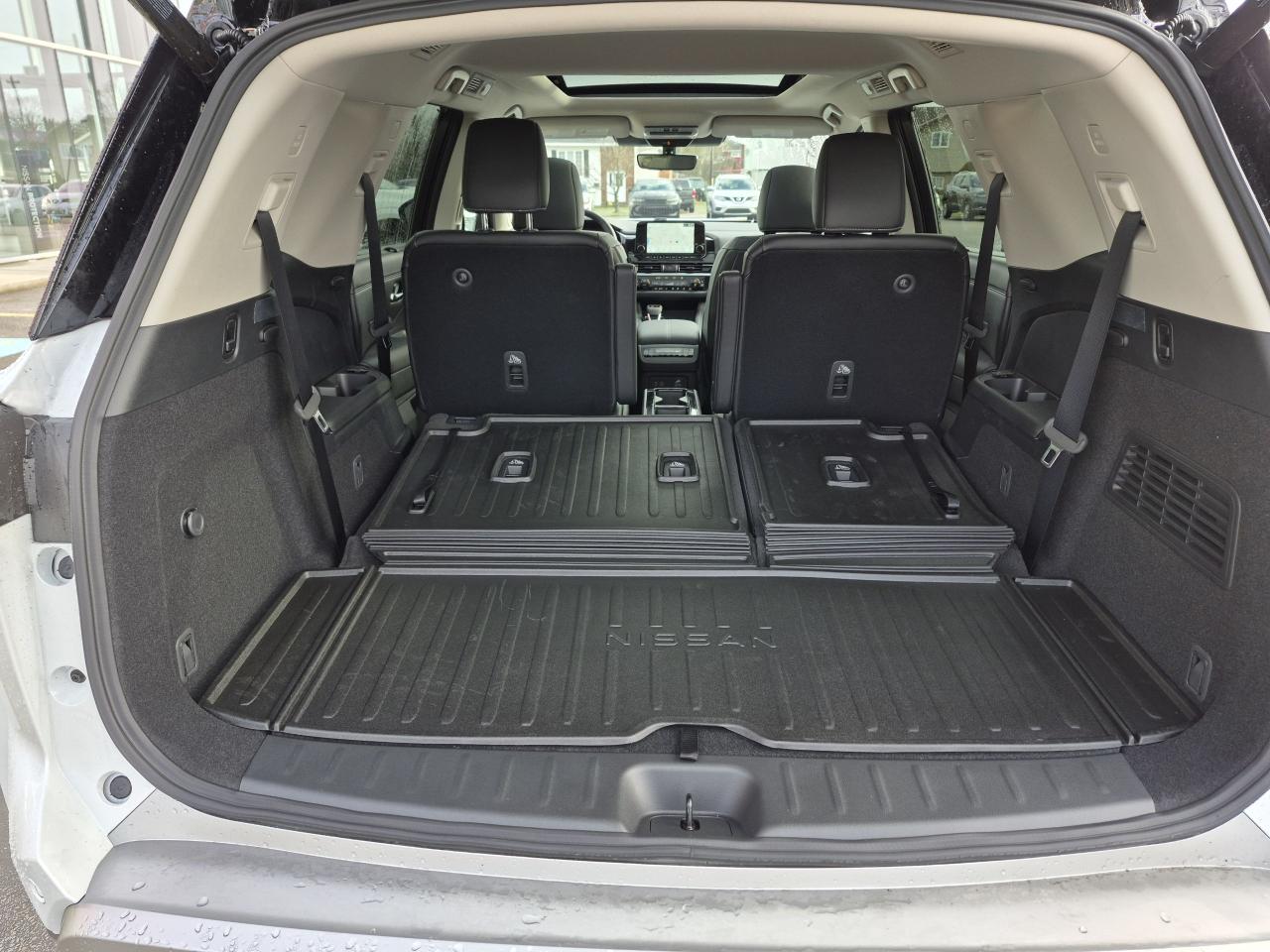 2025 Nissan Pathfinder Platinum CAPTAIN'S CHAIRS CAPITAIN'S CHAIRS Photo21