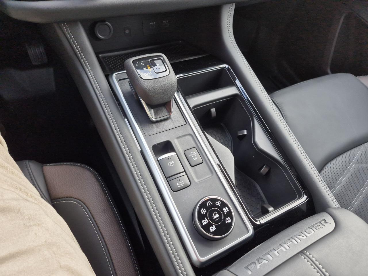 2025 Nissan Pathfinder Platinum CAPTAIN'S CHAIRS CAPITAIN'S CHAIRS Photo13