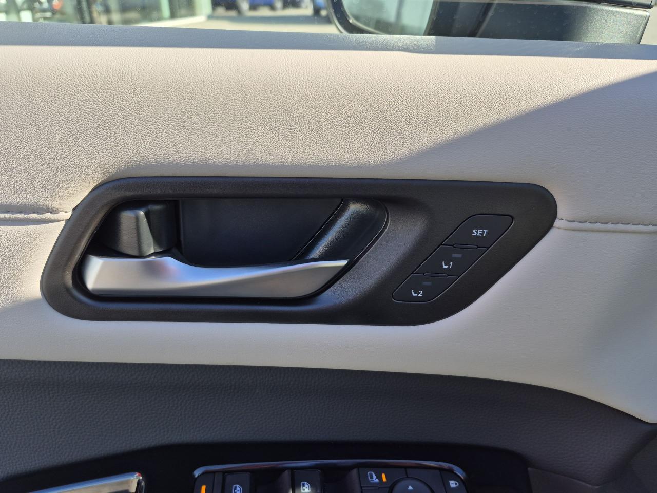 2025 Nissan Pathfinder SL Photo30