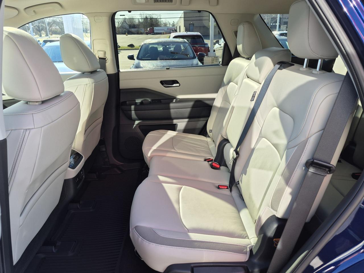 2025 Nissan Pathfinder SL Photo36