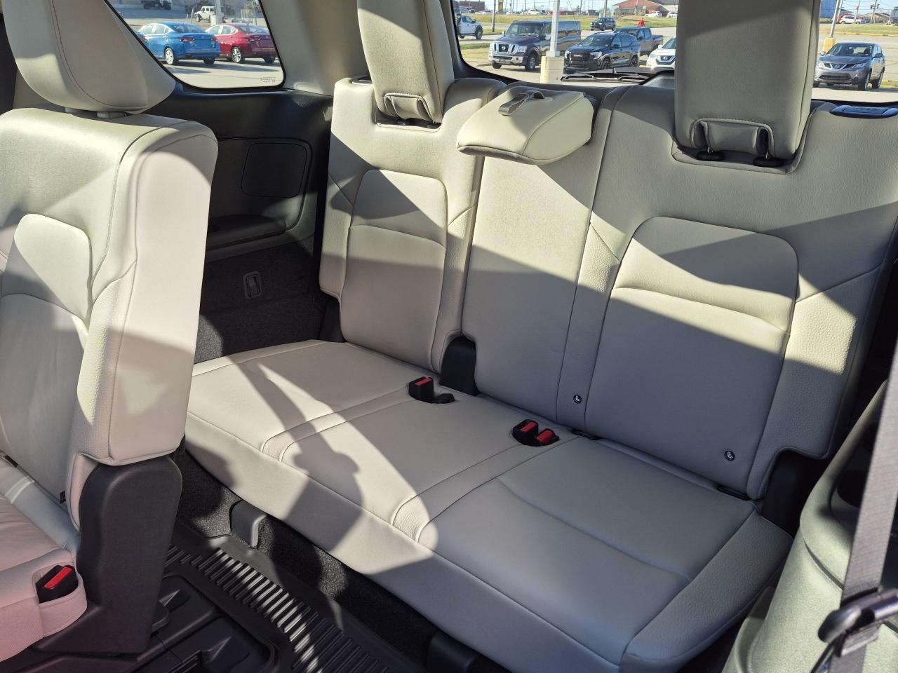 2025 Nissan Pathfinder SL Photo40