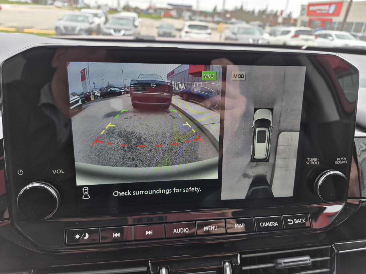 2025 Nissan Pathfinder Platinum Photo10