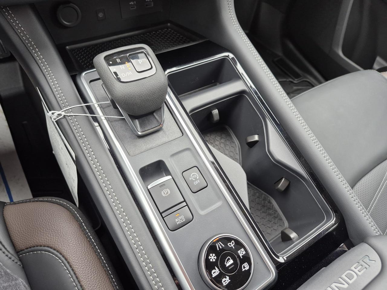 2025 Nissan Pathfinder Platinum Photo30