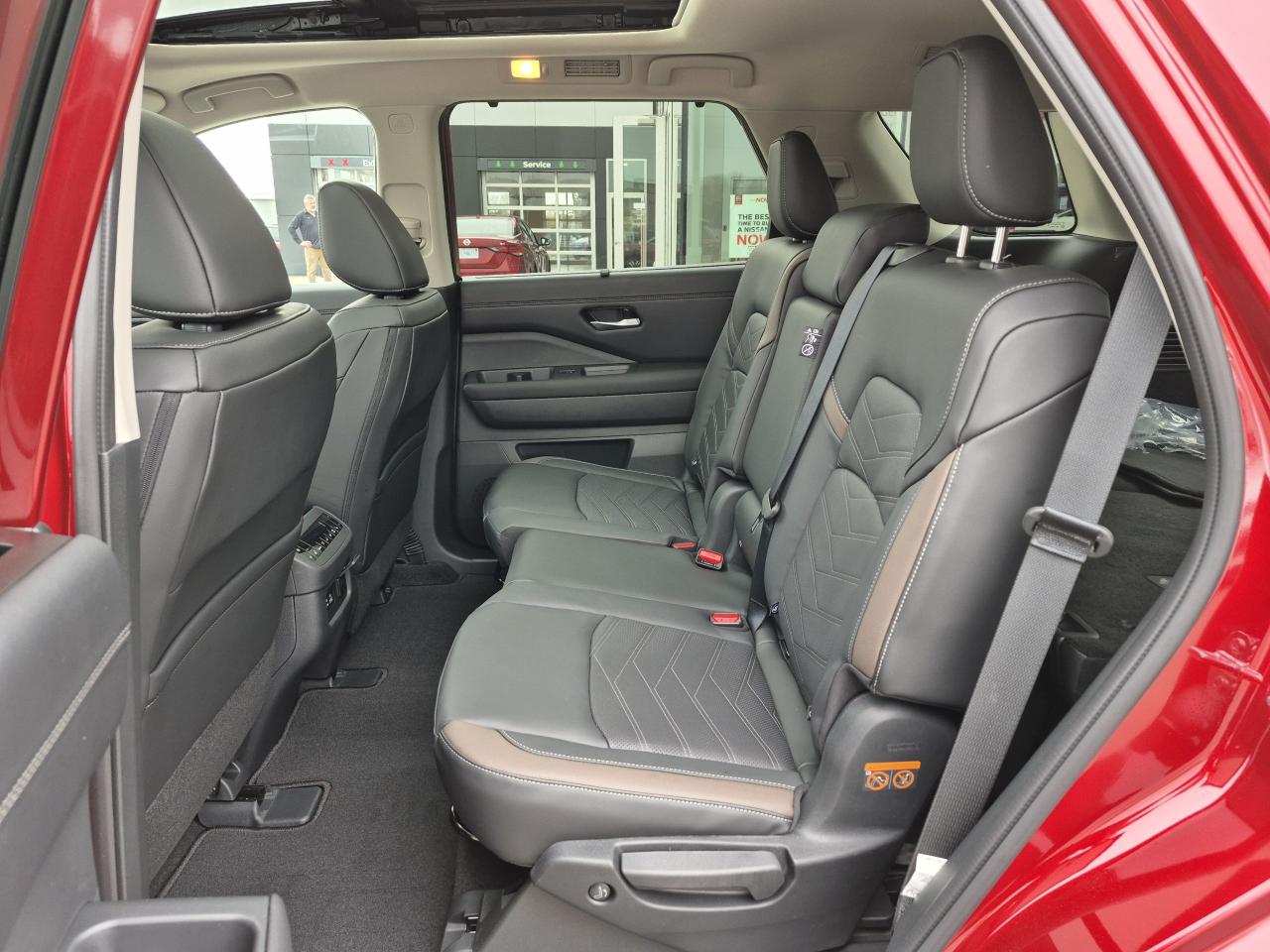2025 Nissan Pathfinder Platinum Photo32