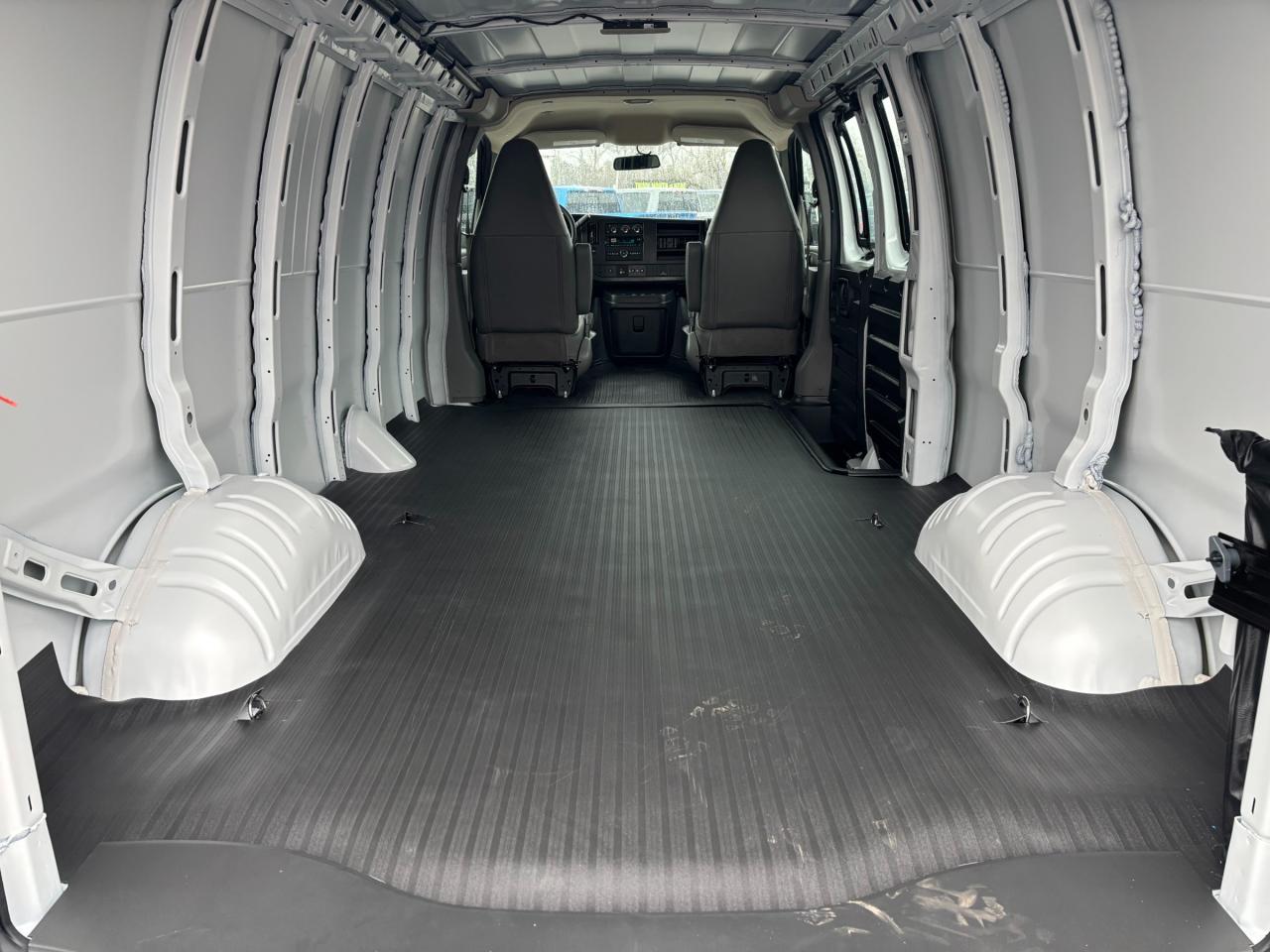 2025 GMC Savana 2500 Work Van 2025 GMC Savana Ext Cargo Van Photo