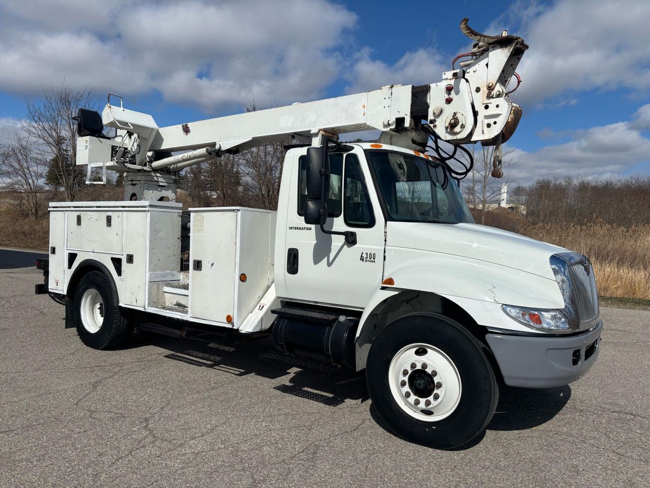 2006 International 4300 Digger Derrick - Photo #4