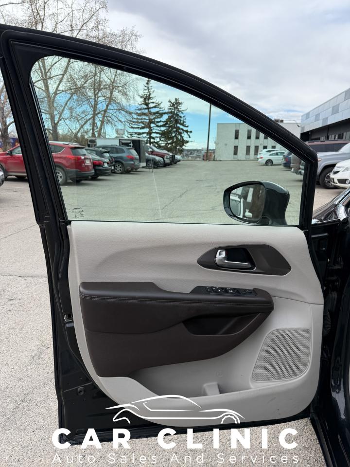 2017 Chrysler Pacifica Touring L - Photo #9
