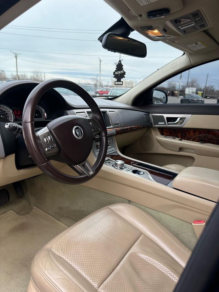 2010 Jaguar XF Premium Luxury Photo