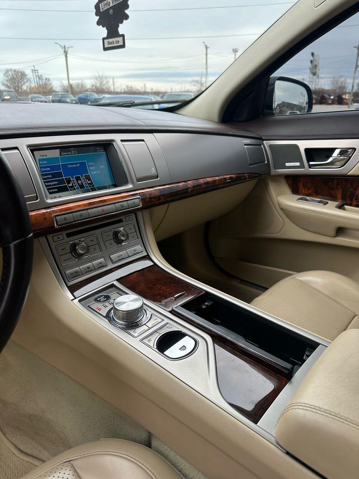 2010 Jaguar XF Premium Luxury - Photo #12