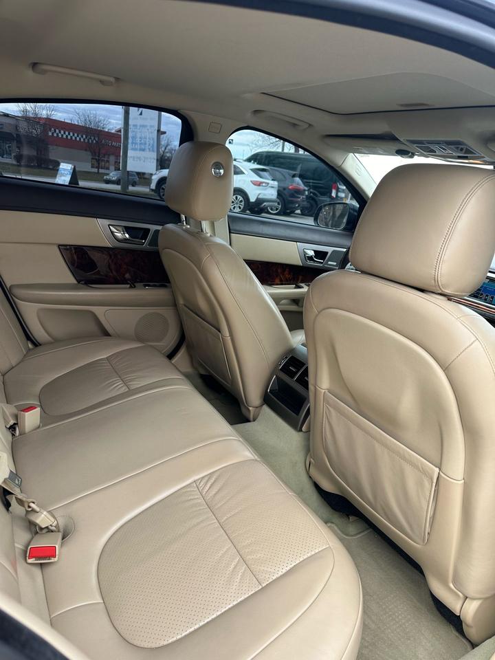 2010 Jaguar XF Premium Luxury Photo