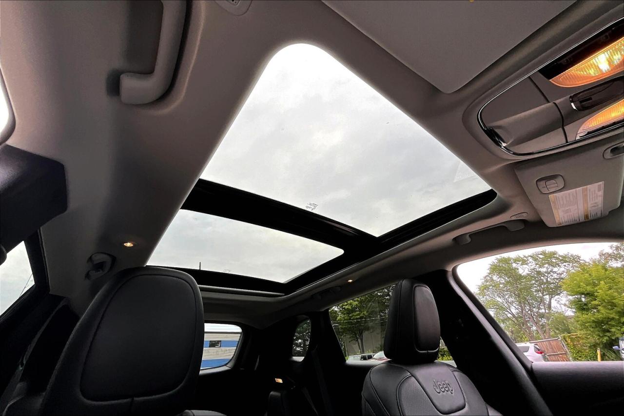 2023 Jeep Cherokee Altitude 4x4 DEMO SAVE BIG! Photo