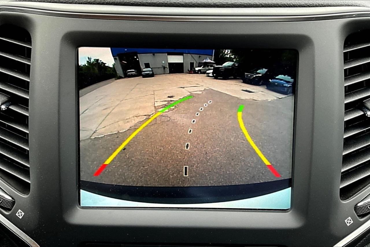 2023 Jeep Cherokee Altitude 4x4 DEMO SAVE BIG! Photo