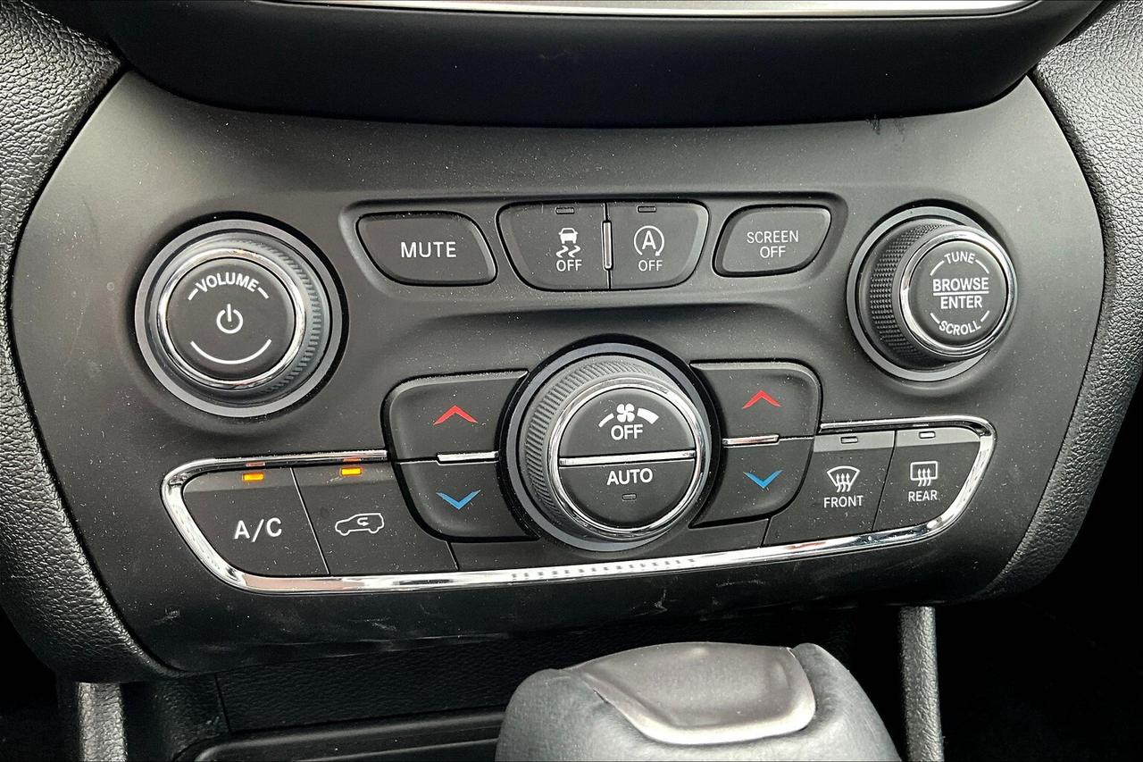 2023 Jeep Cherokee Altitude 4x4 DEMO SAVE BIG! Photo