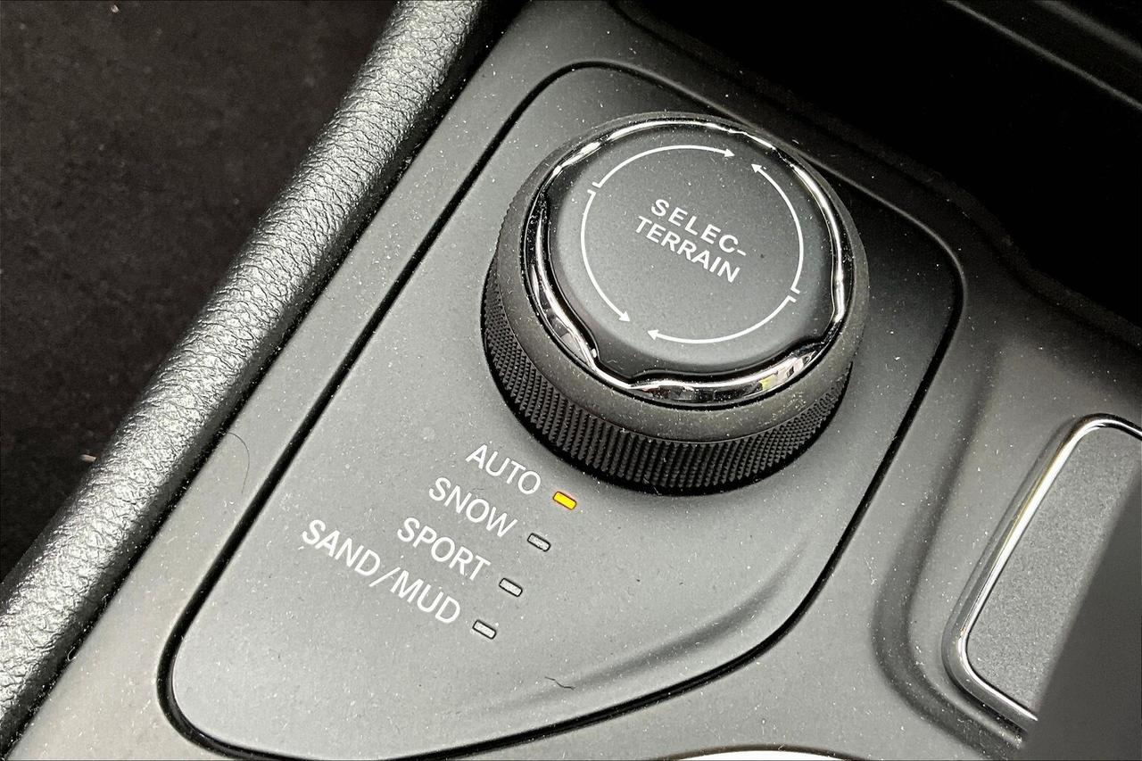 2023 Jeep Cherokee Altitude 4x4 DEMO SAVE BIG! Photo