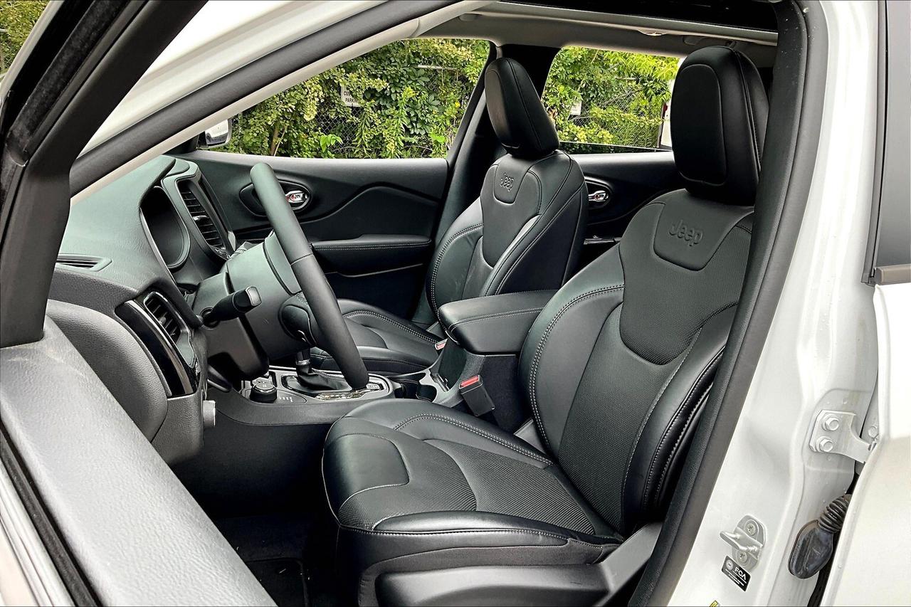 2023 Jeep Cherokee Altitude 4x4 DEMO SAVE BIG! Photo