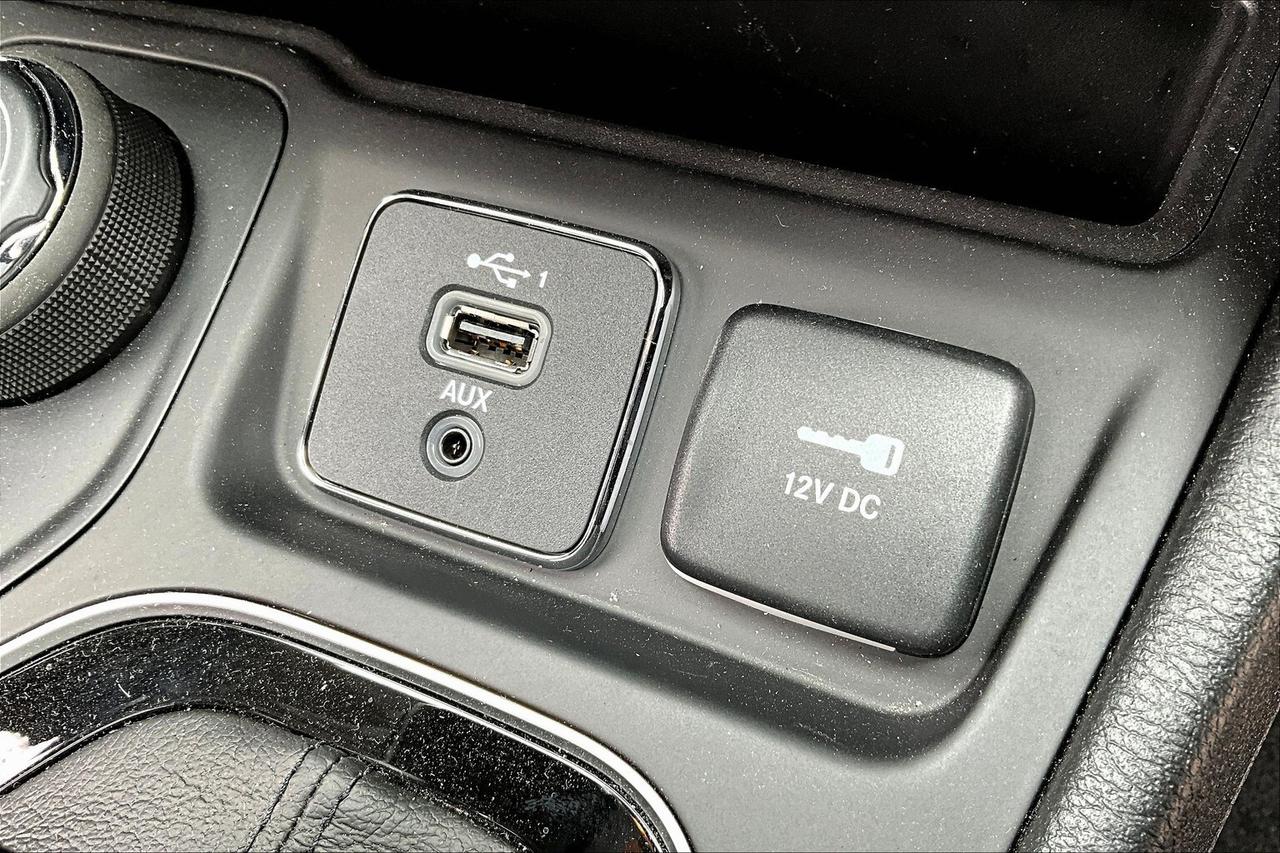 2023 Jeep Cherokee Altitude 4x4 DEMO SAVE BIG! Photo