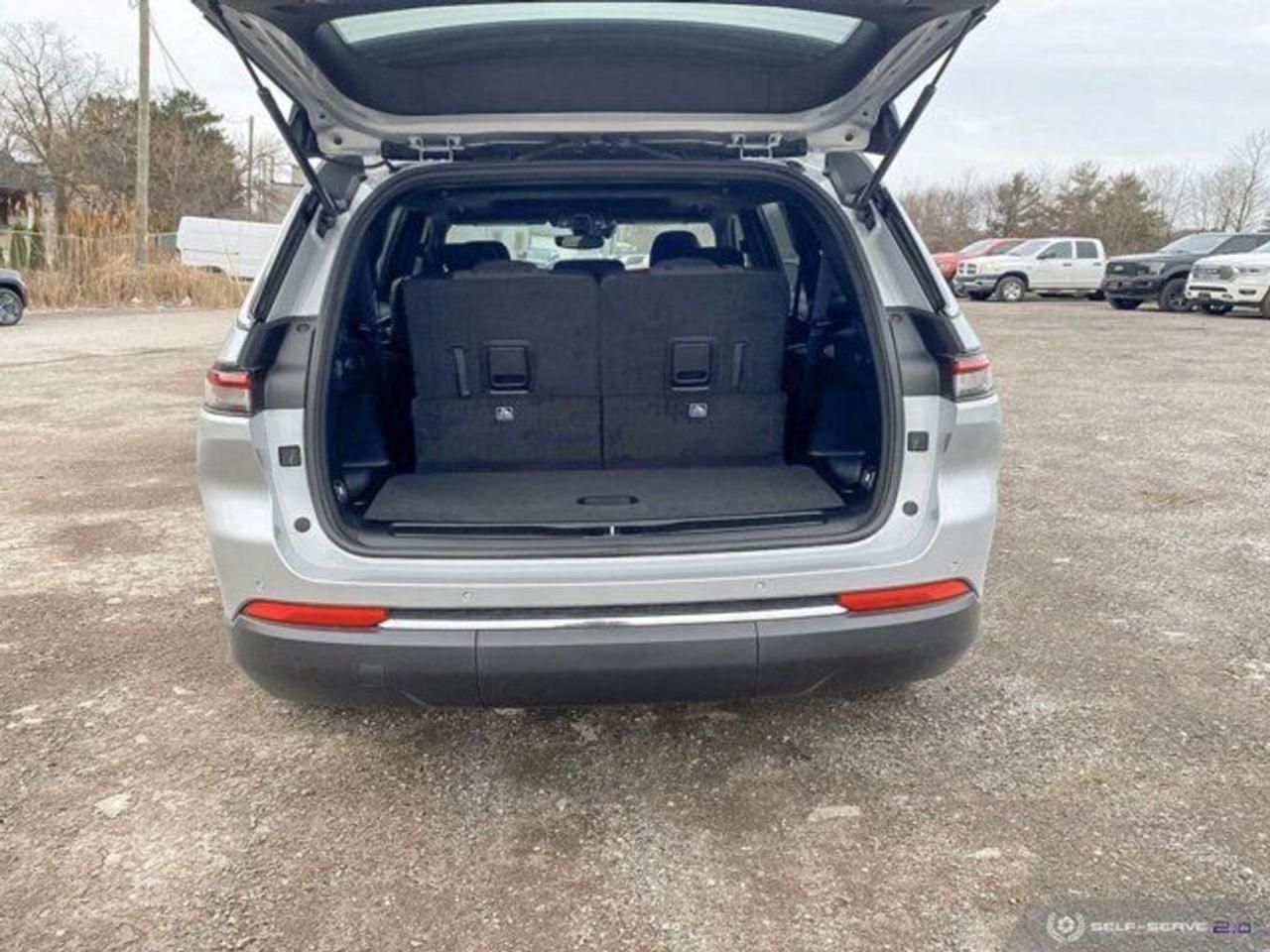 2024 Jeep Grand Cherokee L Laredo 4X4 | SUNROOF | TOW PKG | 7 PASSENGER Photo4