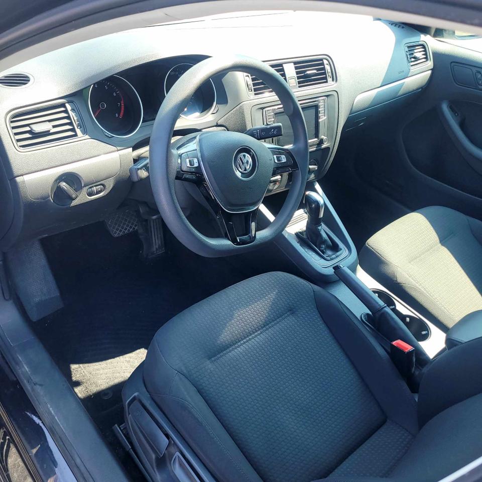 2017 Volkswagen Jetta  - Photo #6