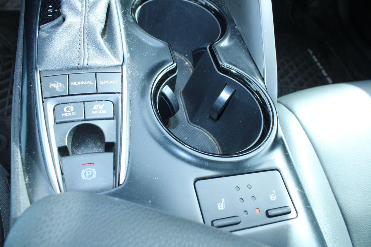 2020 Toyota Camry Hybrid SE Auto - Photo #15