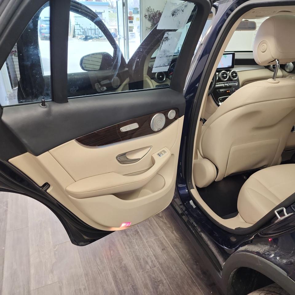 2017 Mercedes-Benz GL-Class GLC 300 - Photo #11
