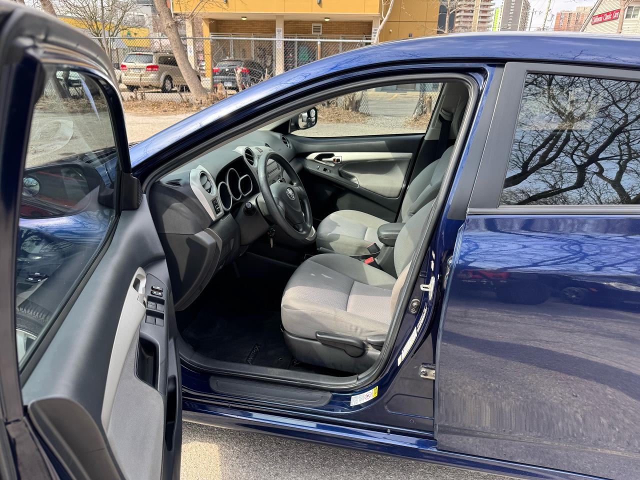 2009 Toyota Matrix XR 2.4L - Auto - Photo #12