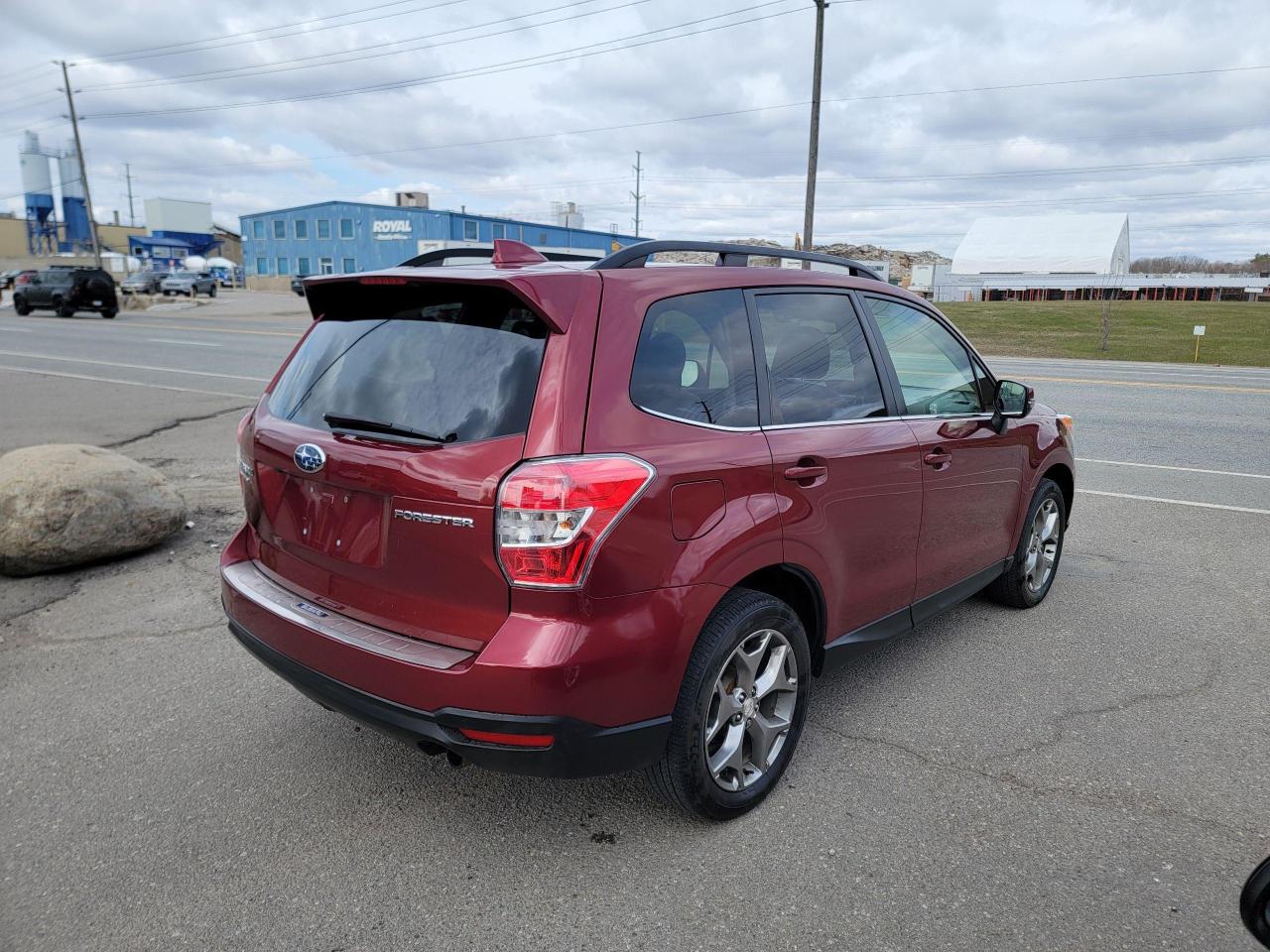 2016 Subaru Forester 5dr Wgn CVT 2.5i Limited w/Tech Pkg Photo4