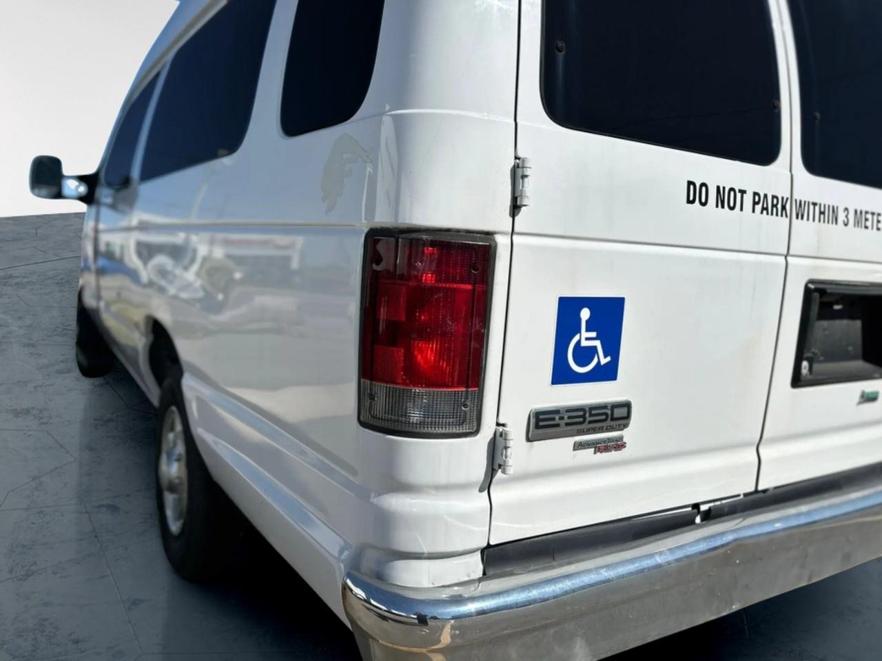 2012 Ford E-Series E-350 SUPER DUTY Photo4