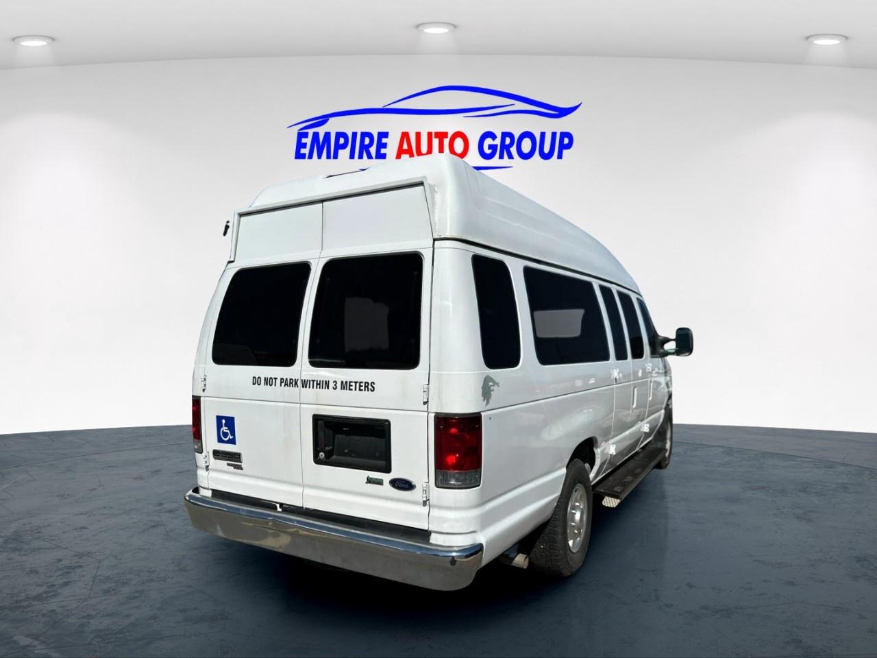 2012 Ford E-Series E-350 SUPER DUTY Photo