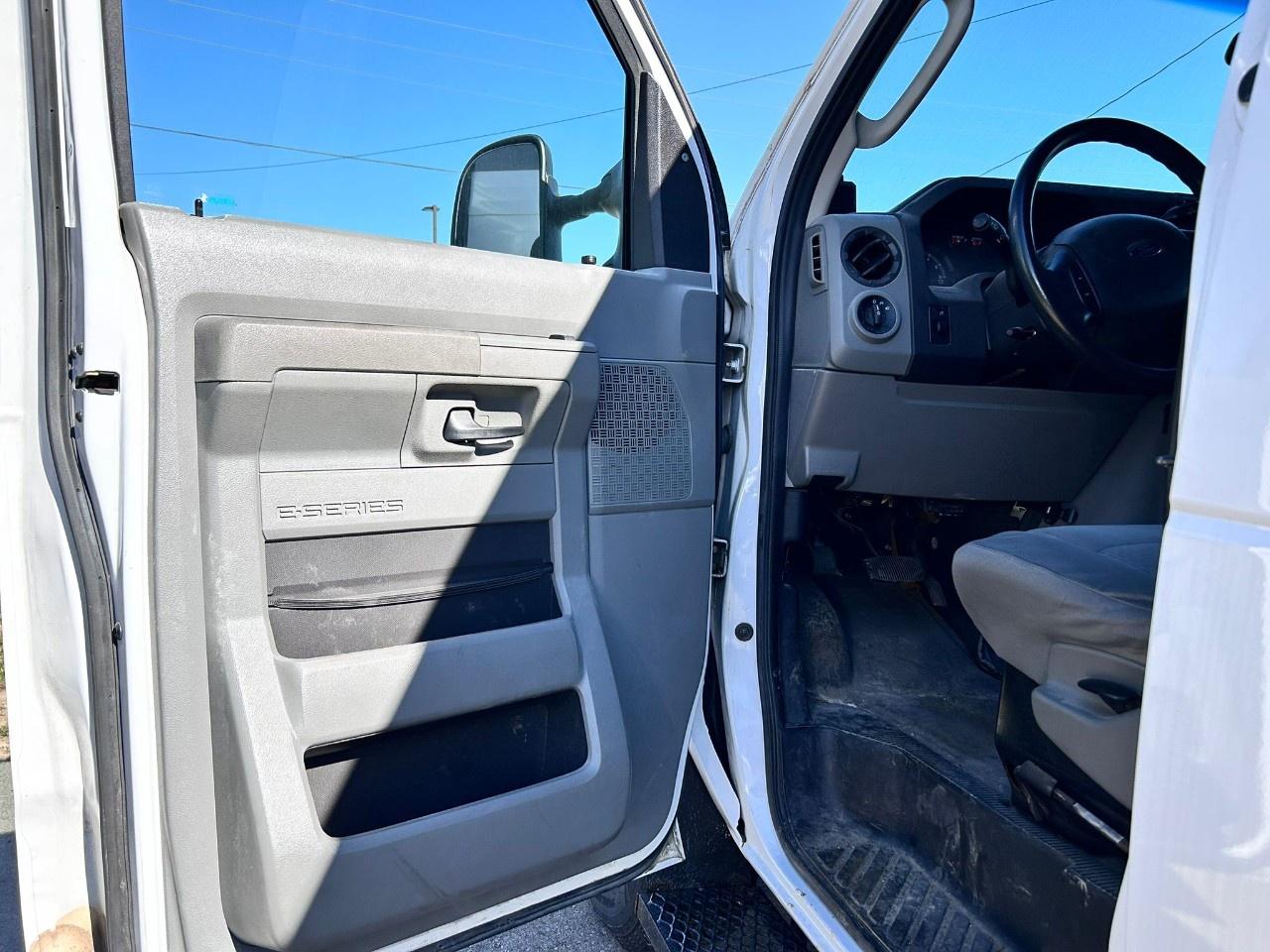 2012 Ford E-Series E-350 SUPER DUTY Photo