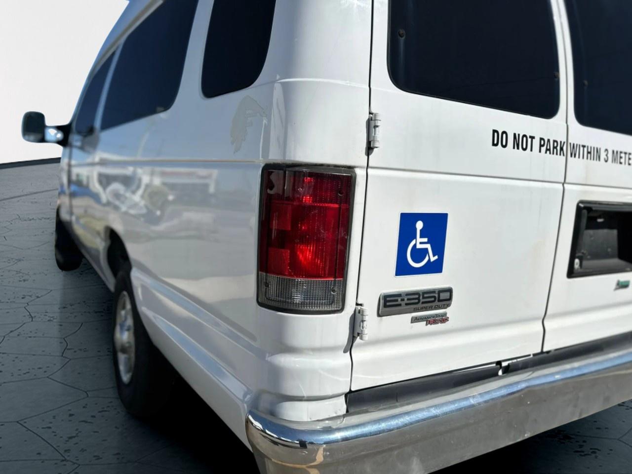 2012 Ford E-Series E-350 SUPER DUTY Photo