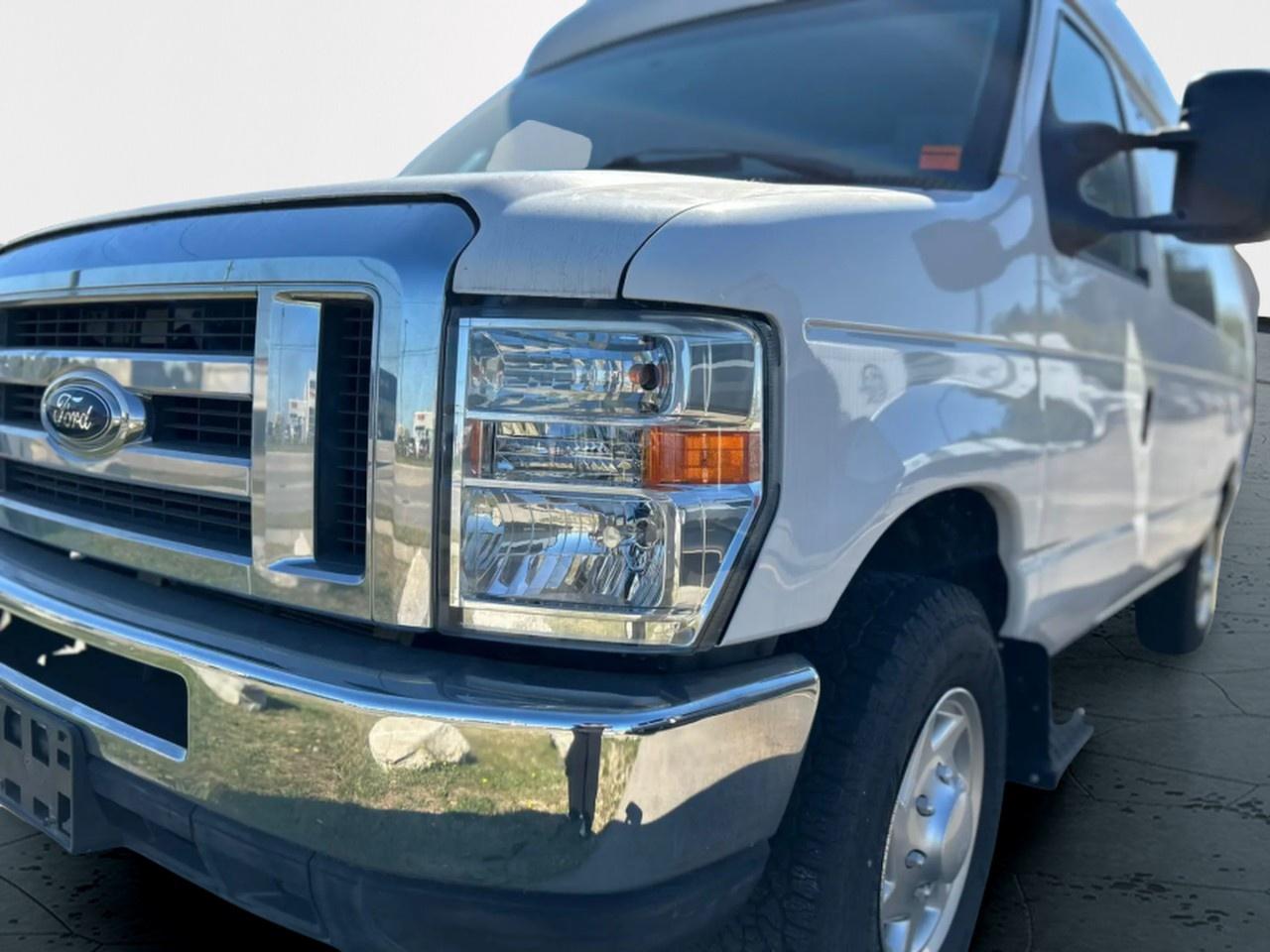 2012 Ford E-Series E-350 SUPER DUTY Photo