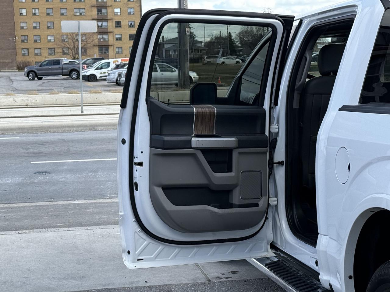 2019 Ford F-150 LARIAT V8 | NO ACCIDENTS | ONE OWNER | - Photo #35