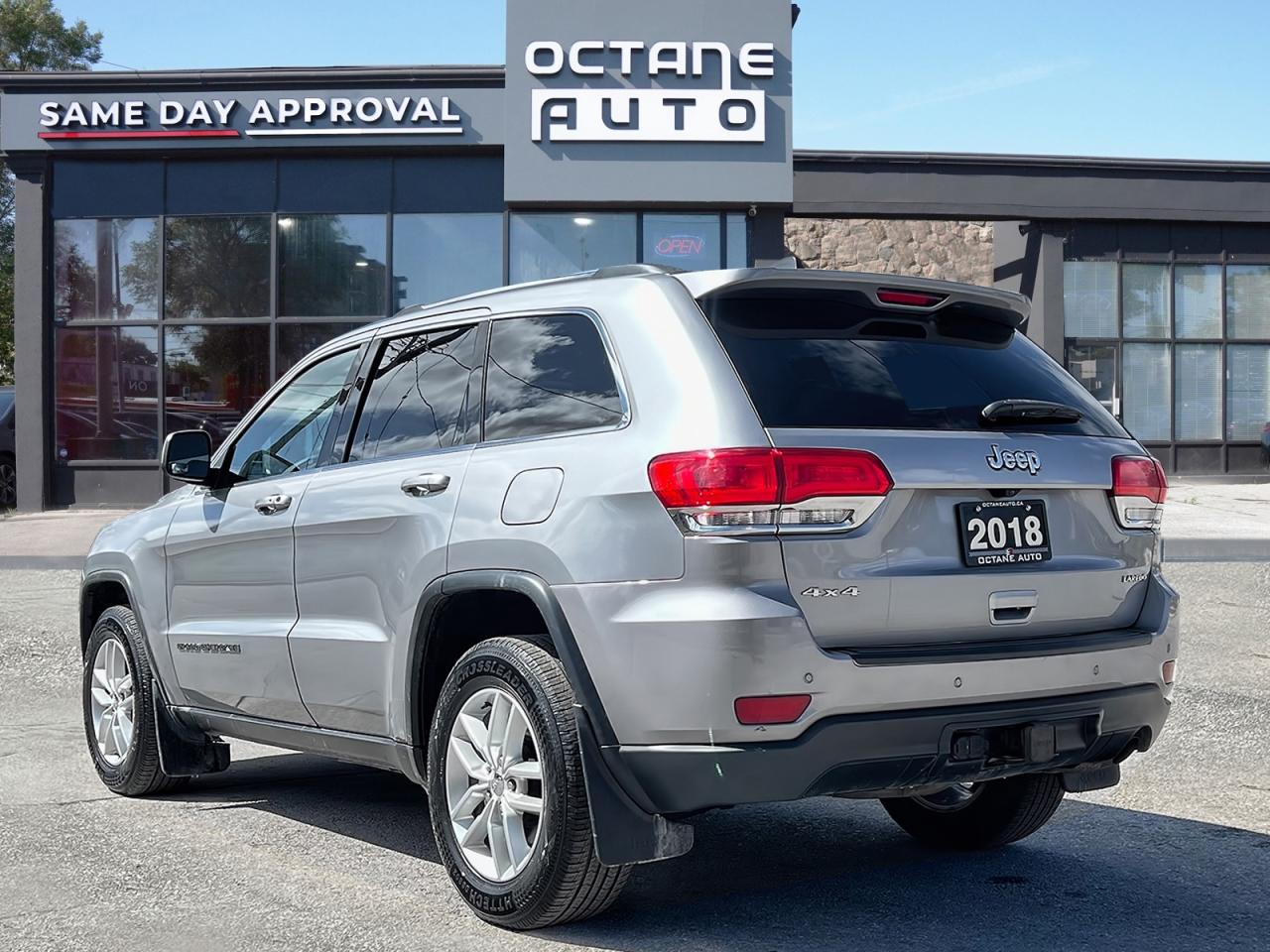 2018 Jeep Grand Cherokee LAREDO 4WD - Photo #4