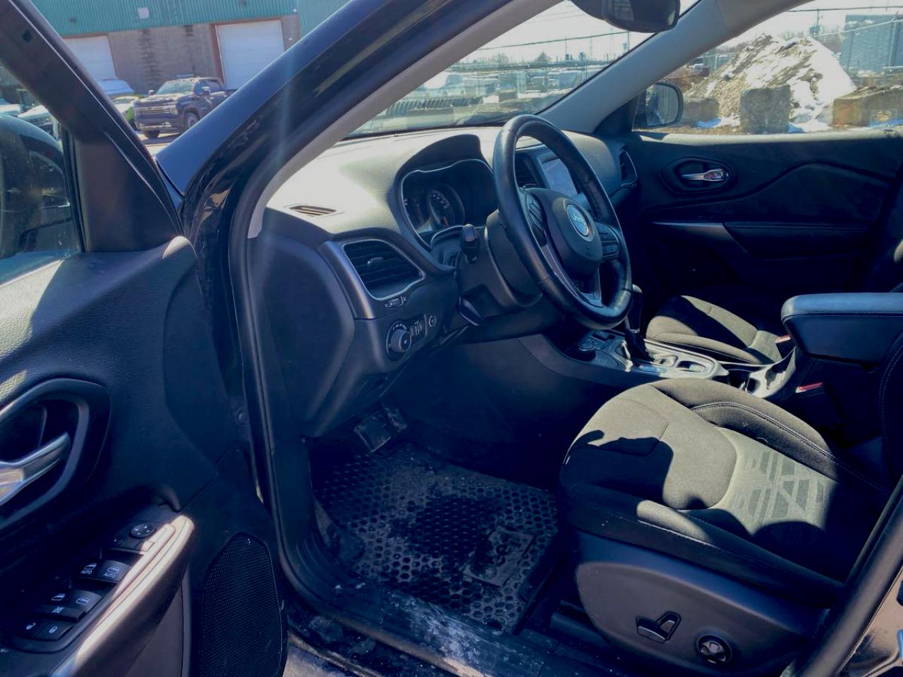 2019 Jeep Cherokee  - Photo #3