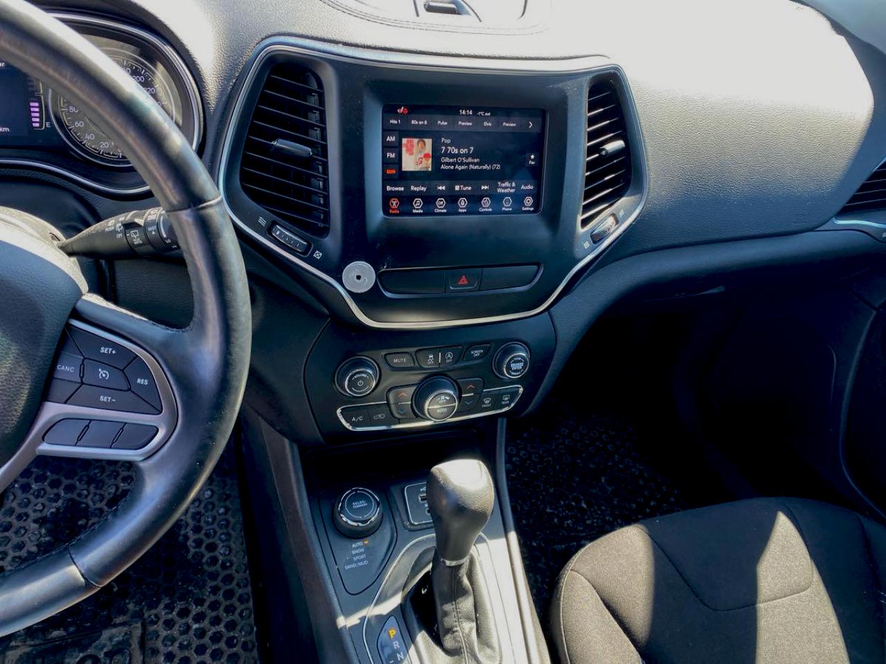 2019 Jeep Cherokee  - Photo #4