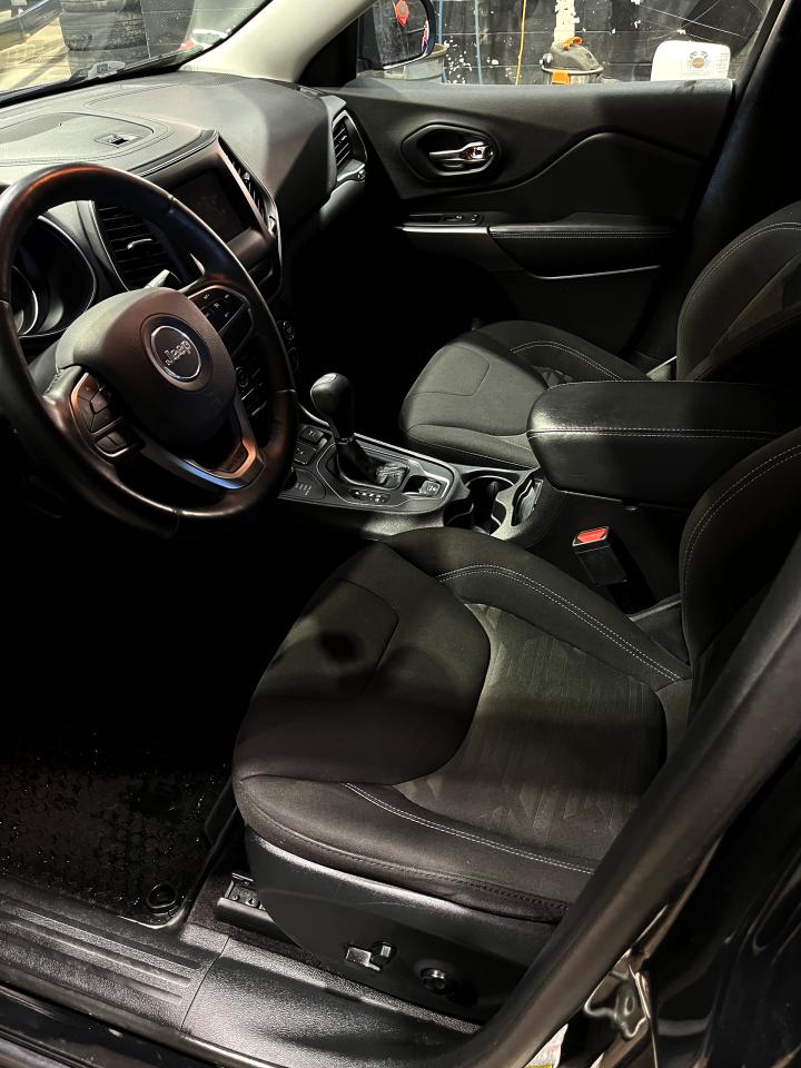 2019 Jeep Cherokee  - Photo #3