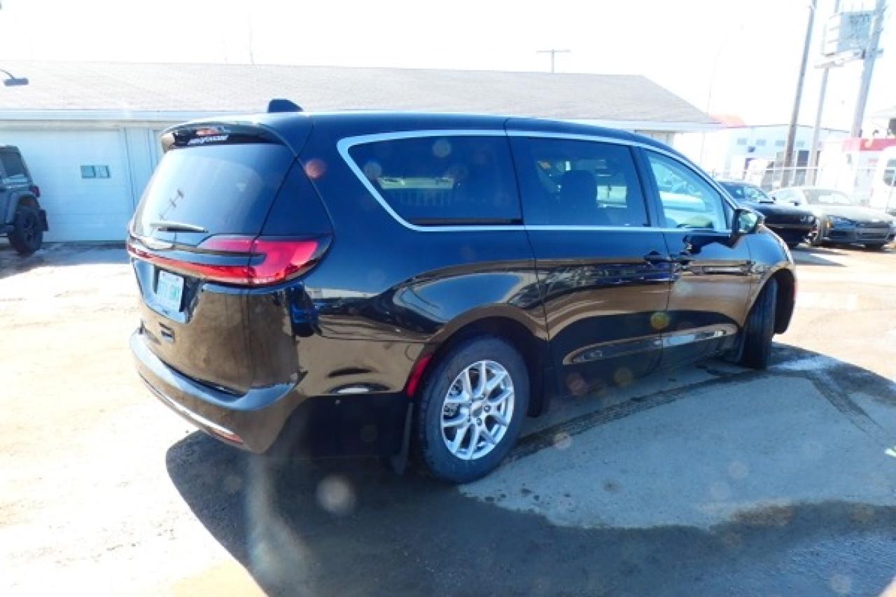 2023 Chrysler Pacifica Touring L FWD w/Htd Leather, BUC - Photo #6